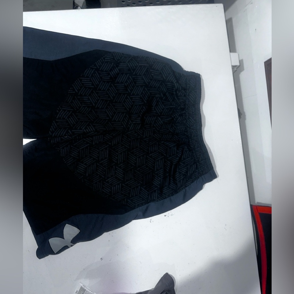 Under armour boys, large mesh shorts